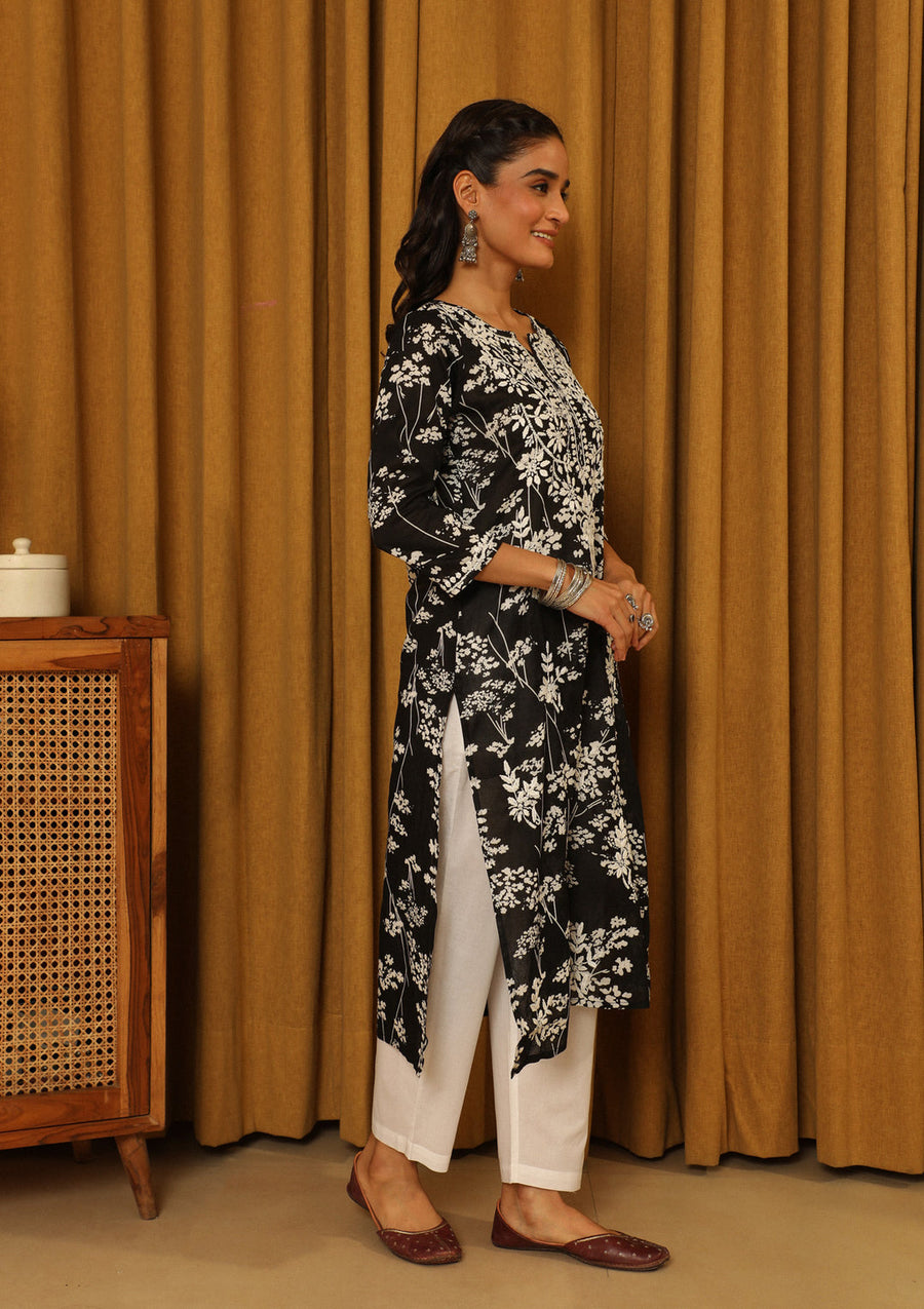 Zainab Mul Cotton Chikankari Kurti